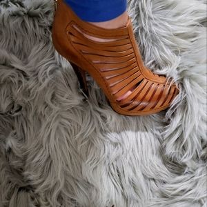 BCBG HIGH HEEL BOOTIES